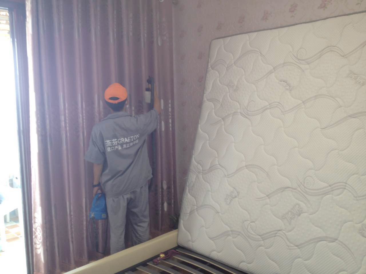 臥室窗簾、床墊全方位施工