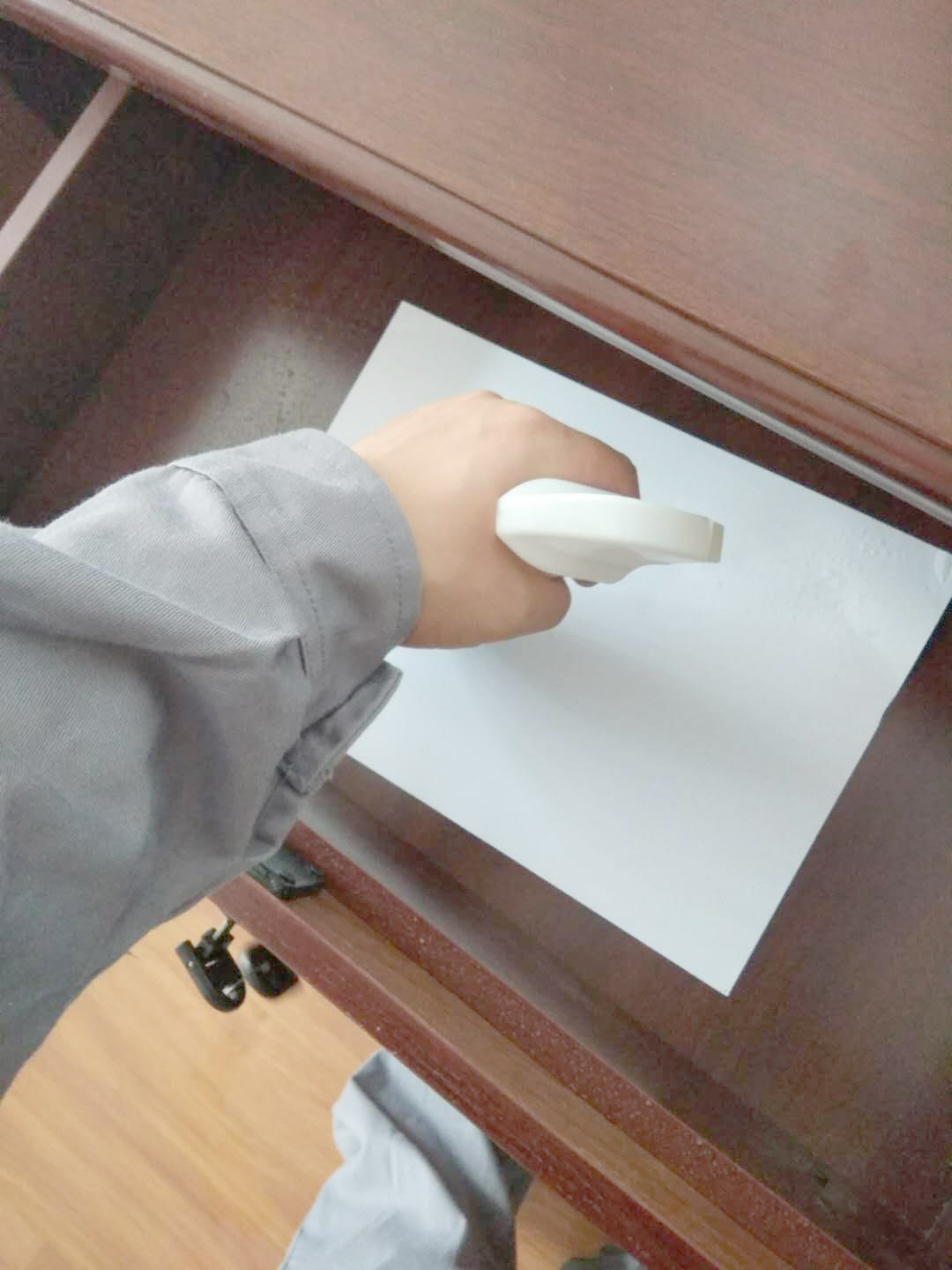 柜子抽屜放入A4紙噴涂增加甲醛接觸面積 柜子抽屜放入A4紙噴涂增加甲醛接觸面積