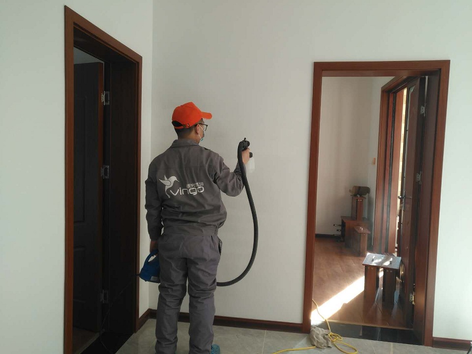 客餐廳墻面全方位噴涂施工