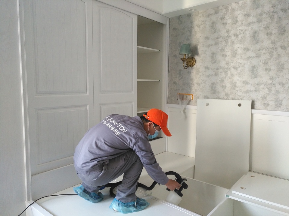 臥室榻榻米精細化噴涂施工 臥室榻榻米精細化噴涂施工