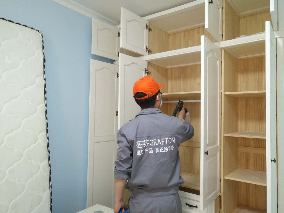 臥室衣柜重點污染源噴涂施工 臥室衣柜重點污染源噴涂施工