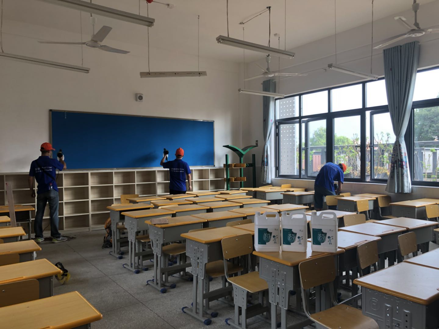 教室桌椅全方位噴涂施工 教室桌椅全方位噴涂施工