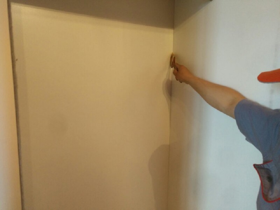 柜子縫隙處刷子精細(xì)化施工治理甲醛 柜子縫隙處刷子精細(xì)化施工治理甲醛