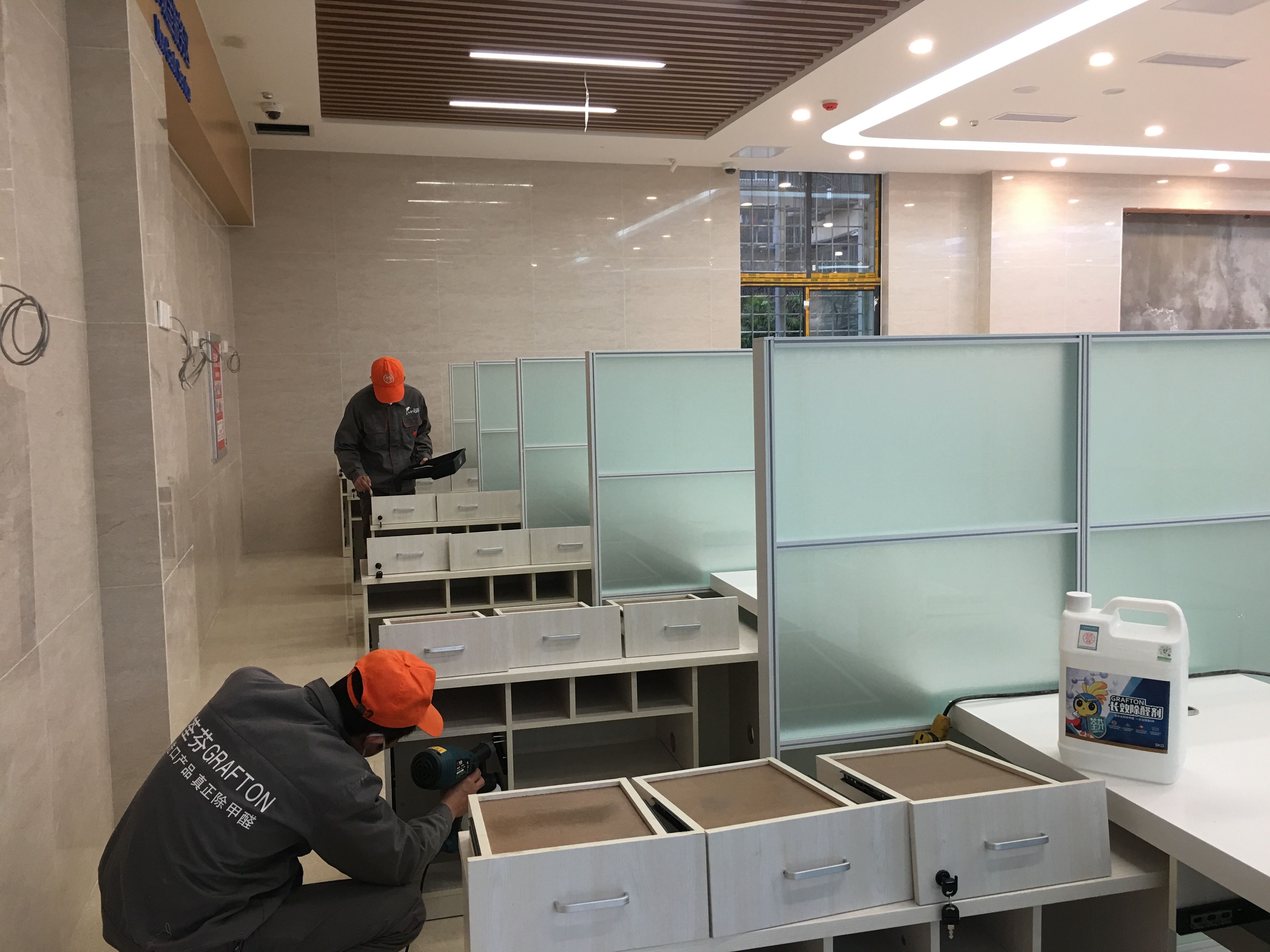 銀行辦公區(qū)域桌椅全方位噴涂治理 銀行辦公區(qū)域桌椅全方位噴涂治理