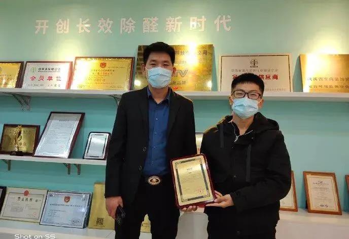 江蘇宿遷服務商 卓先生(右)及朋友 江蘇宿遷服務商 卓先生(右)及朋友