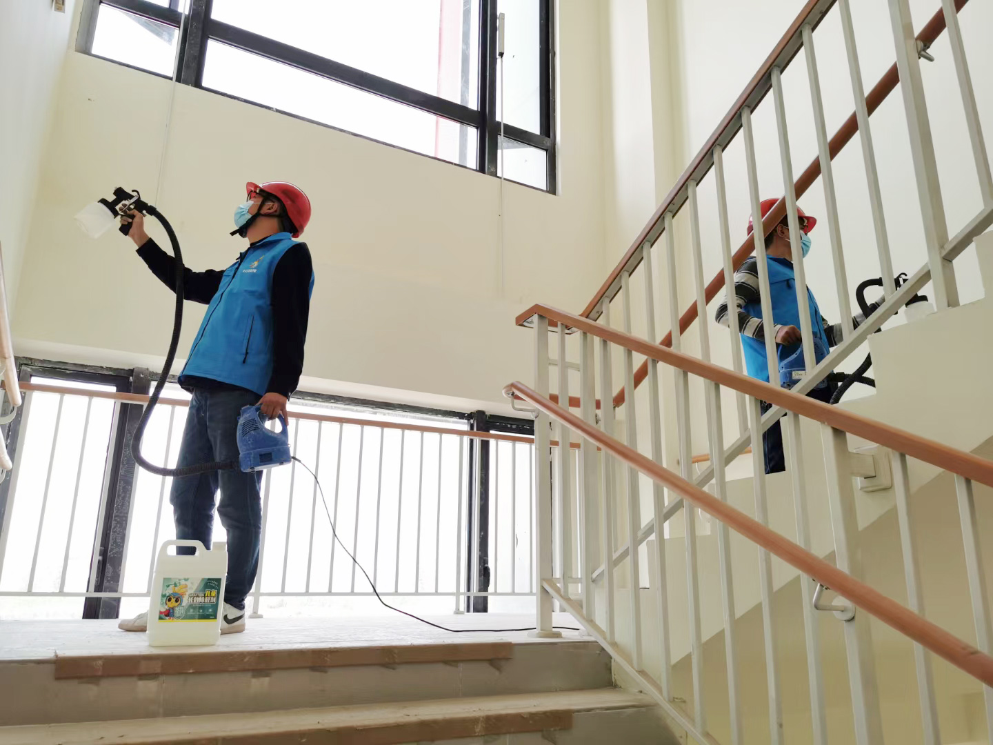 學(xué)校樓梯過(guò)道噴槍施工 學(xué)校樓梯過(guò)道噴槍施工