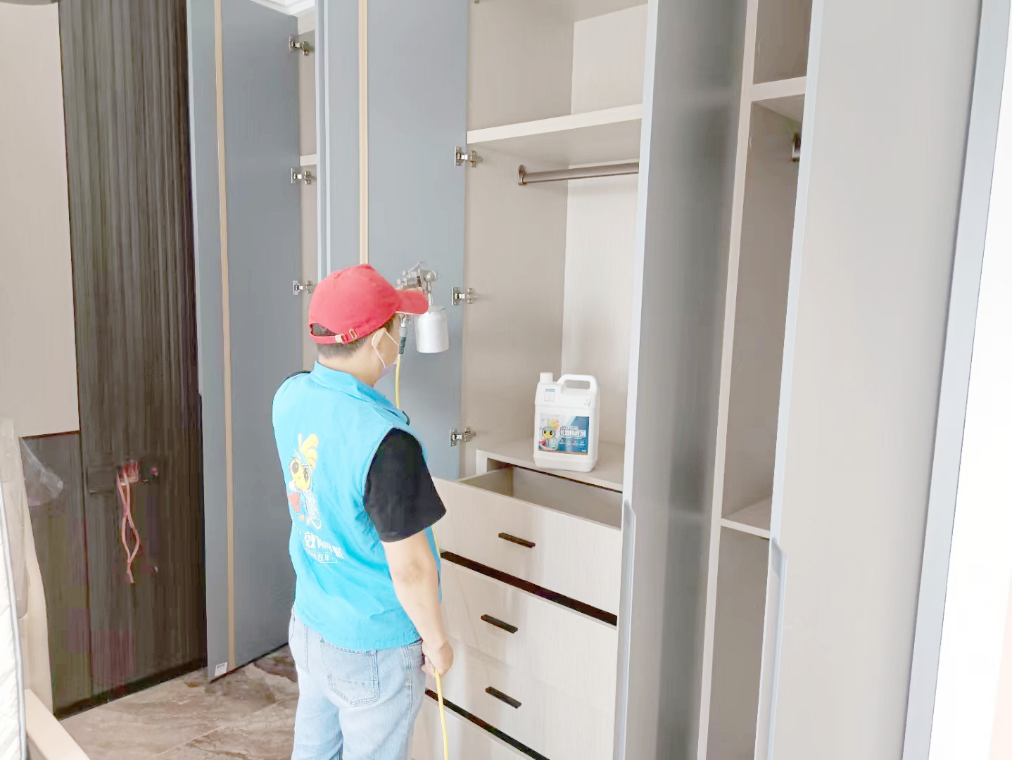 臥室衣柜噴槍全方位噴涂治理 臥室衣柜噴槍全方位噴涂治理